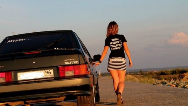 Девушки и тюнингованные авто из России