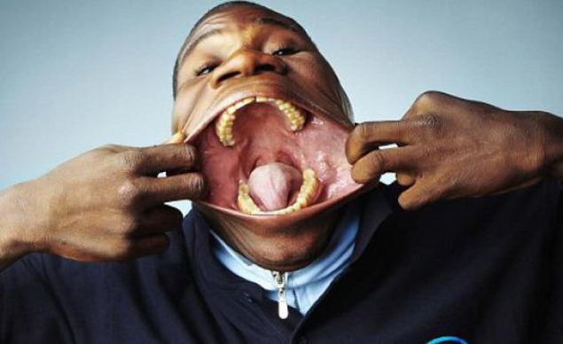 嚼舌根子的人图片图片