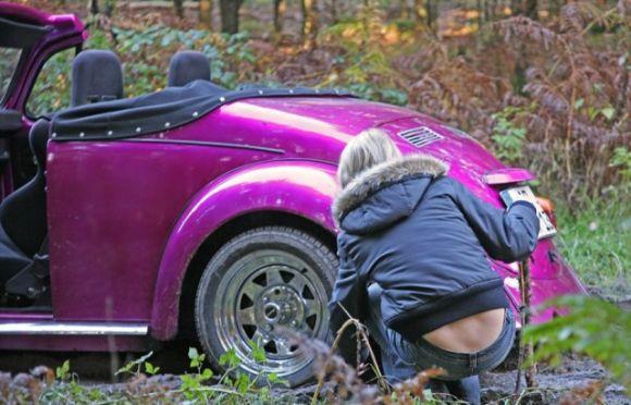Лесная дорога, машина, блондинка... (14 фото)