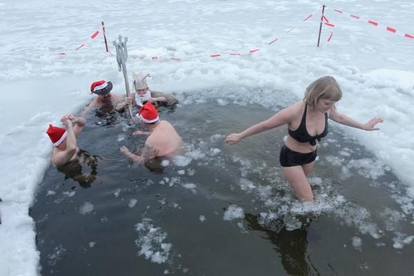 Санта Клаусы всех стран объединяйтесь