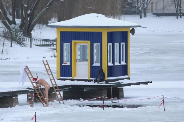 Санта Клаусы всех стран объединяйтесь