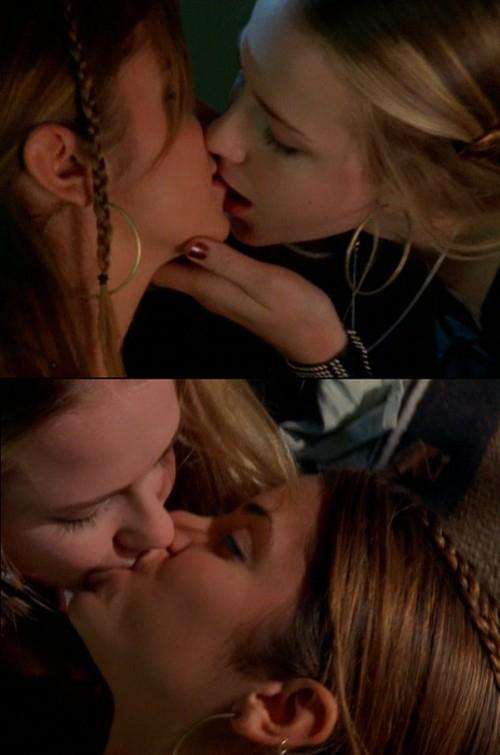 Perfect scene. Эван Рэйчел Вуд тринадцать 2003. Анджелина Джоли и Эван Рейчел Вуд поцелуй. Эван Рэйчел Вуд поцелуй.
