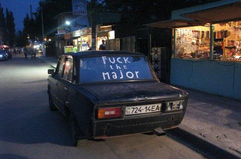 Автомобиль с какой нибудь прикольной надписью.