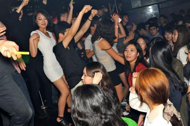 In The Nightclubs Of South Korea Page 1