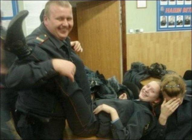 Сотрудницы полиции (13 фотографий)