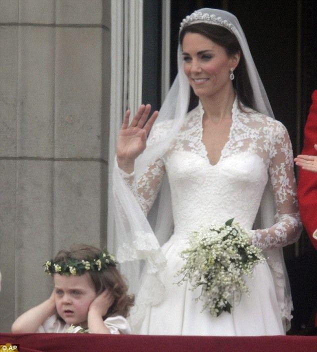 Миддлтон замуж вышла. Возвращение невесты принца. Наряды гостей на королевской свадьбе. Свадебные ляпы. Свадебное платье Кейт Миддлтон видео.