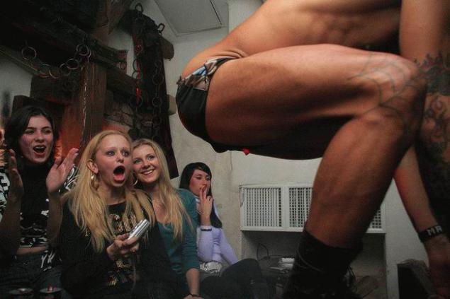 Женщины на грани нервного срыва (29 фотографий)