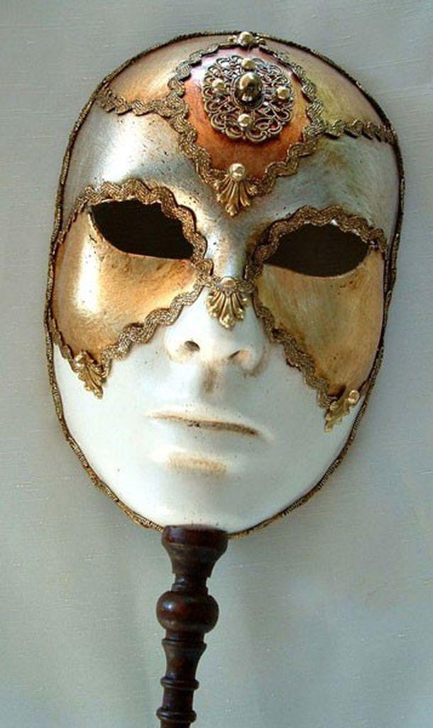 Мастер масок шмаков. Венецианская маска Вольто. Венецианская маска Пьеро. Венецианский карнавал маска Вольто. Маски вольта Венеция.